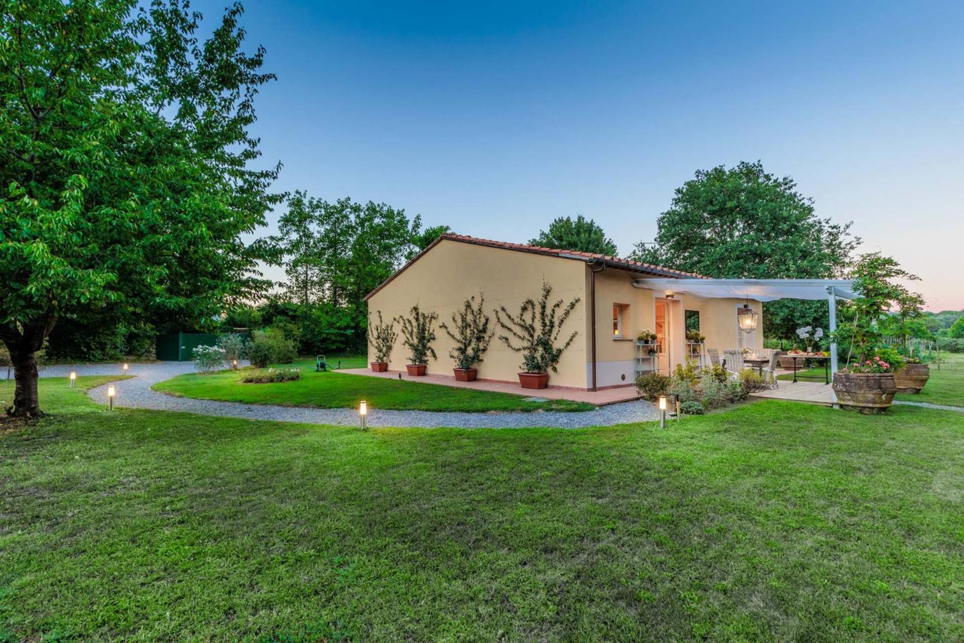 לוקה Villa Bassotta, A Charming Cottage מראה חיצוני תמונה